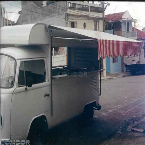 Toldo retrátil instalado em vw kombi anos 90.