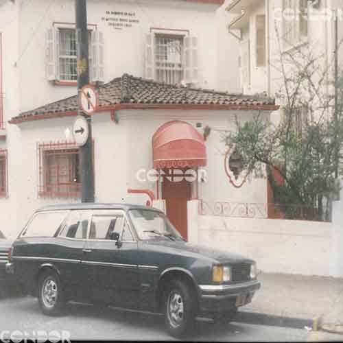 Carro estacionado na frente de uma casa com toldo cabana instalado.