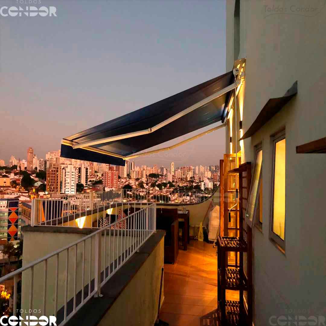 toldo articulado basic aberto instalado em uma cobertura