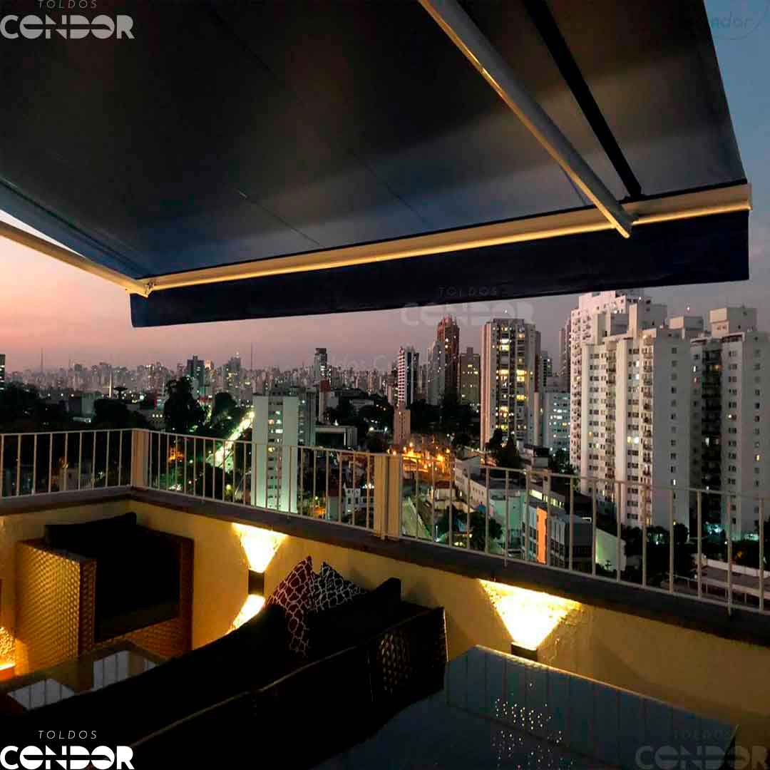 toldo articulado basic aberto visto de baixo com fundo para a cidade