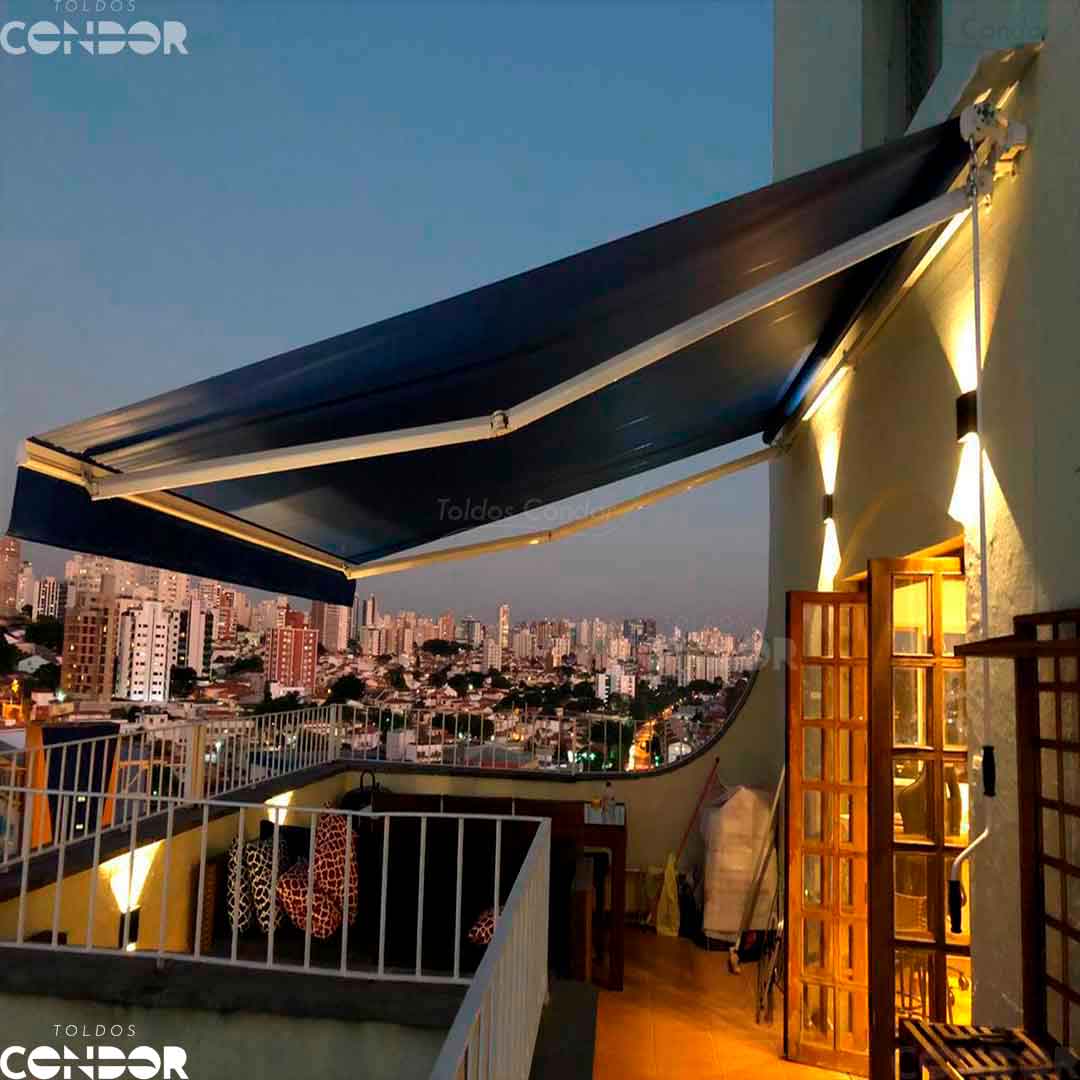 toldo articulado basic instalado em uma cobertura com vista para a cidade