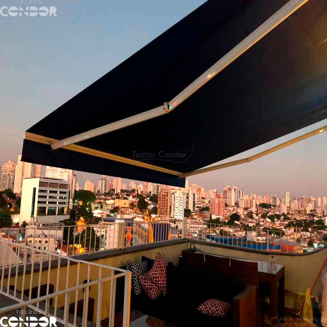 toldo aberto com predios ao fundo no enterdecer