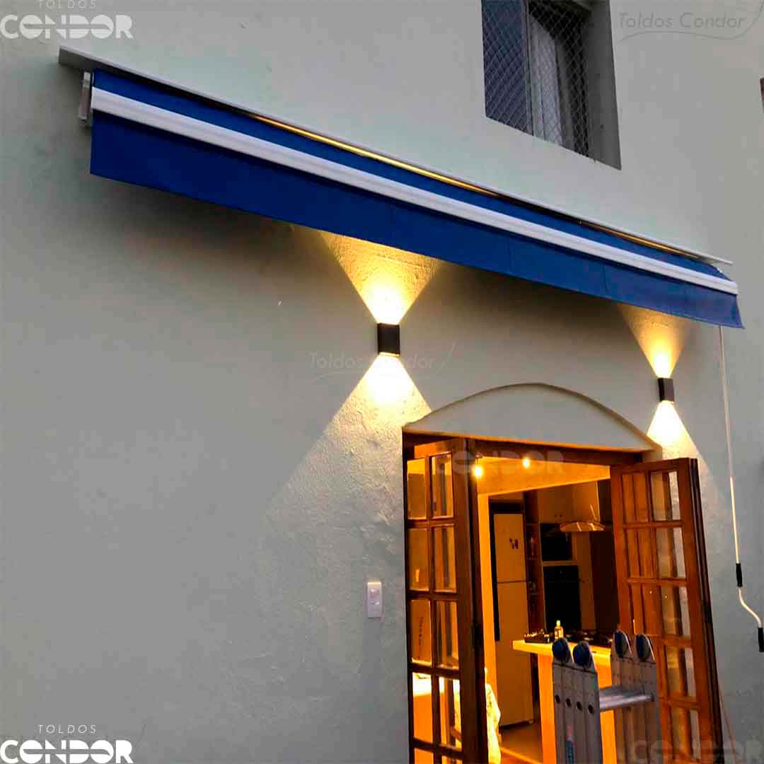 toldo articulado basic fechado preso a uma parede