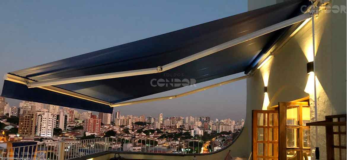 toldo aberto sobre luzes quentes com vista para a cidade de são paulo