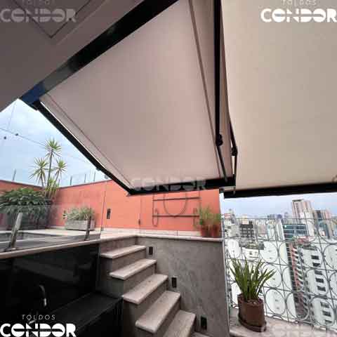toldo aberto cobrindo uma escada