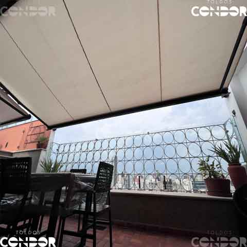 toldo aberto em frente a um para-peito com vista para a cidade de são paulo
