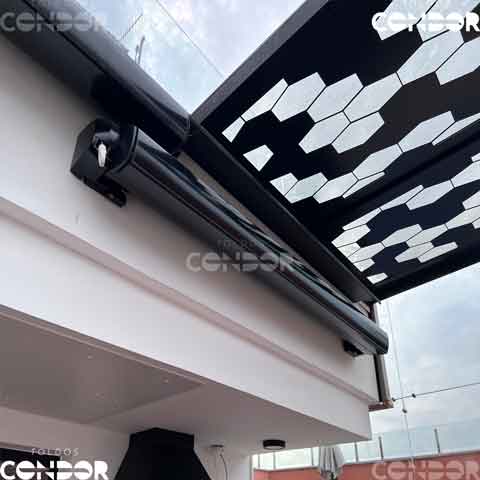 toldo premium box fechado em baixo de uma corbertura de vidro