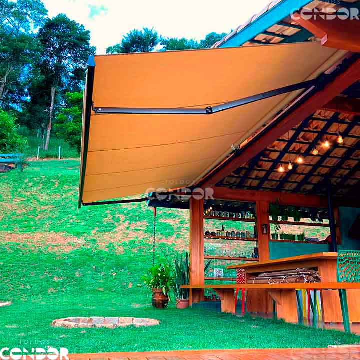 toldo articulado instalado em madeira com fundo para floresta