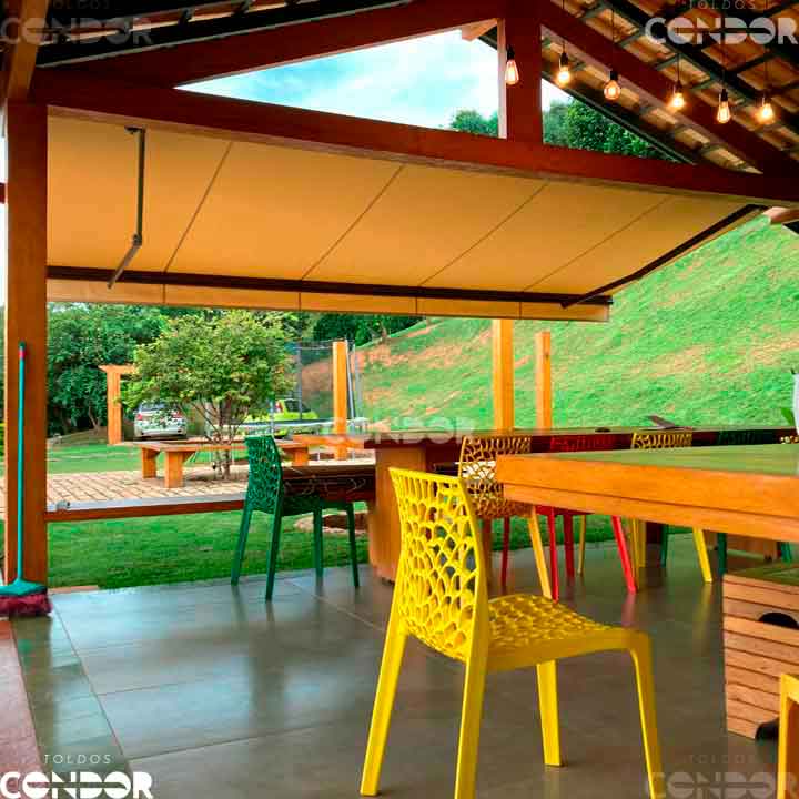 cadeiras em baixo de um toldo articulado premium