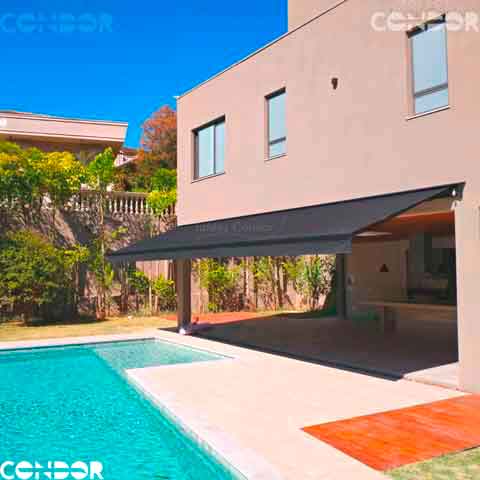  dois toldos articulados premium fazendo sombra em uma area gourmet com piscina