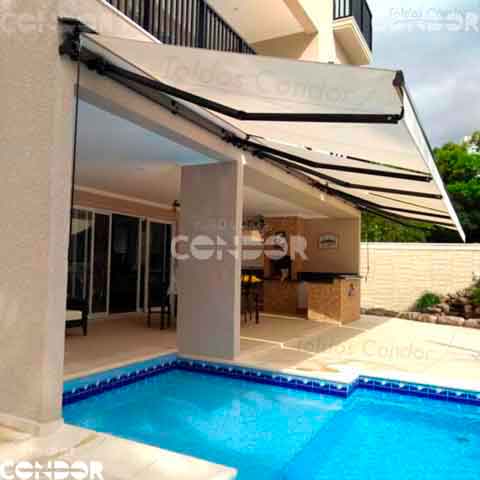  três toldos articulado premium cobrindo parcialmente uma piscina do sol
