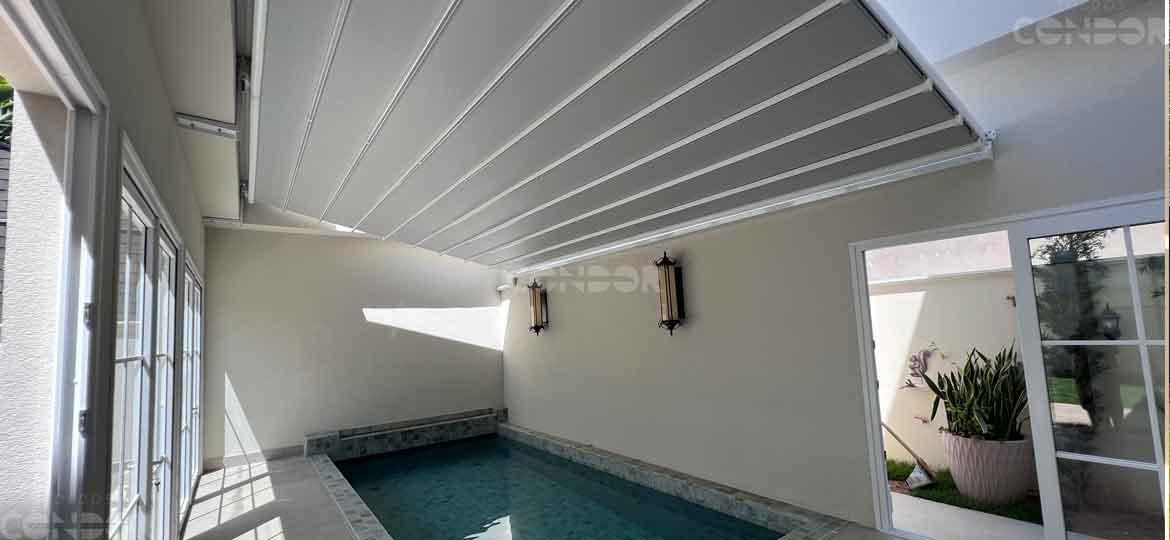 pergolado de lona protegendo piscina do sol