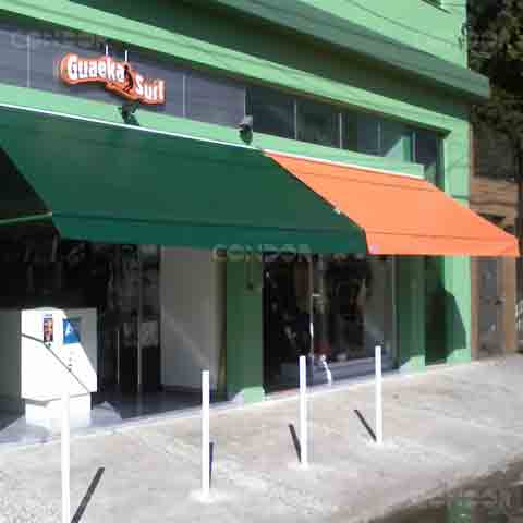 faixada de uma loja de surf com toldos retráteis basic instalados e abertos protegendo do sol.