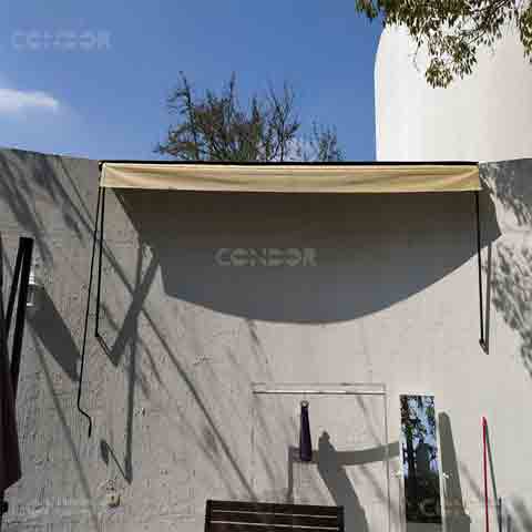 toldo retrátil basic recolhido instalado em um quintal.