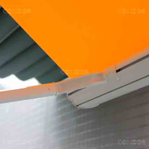 braço de um toldo retrátil fixado em seu sarrafo frontal.
